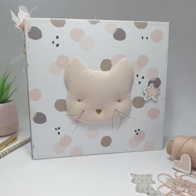 Queimador decorativo branco com estampa de círculos e gato 3D em bege
