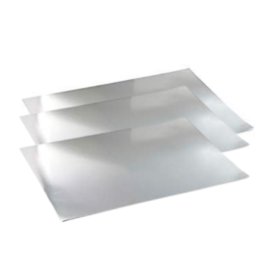 Folhas metálicas prateadas e brilhantes sobre fundo branco