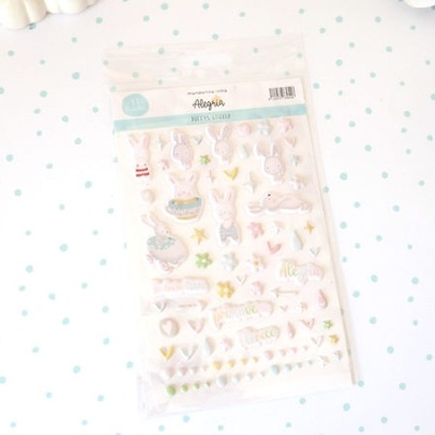 Folha de autocolantes de coelhos rosa claro com detalhes amarelos, verdes e azuis sobre fundo branco com pontos azuis