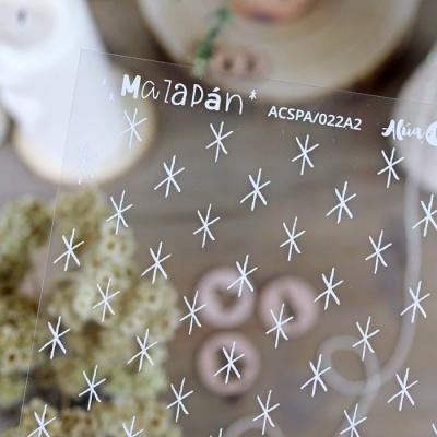 folha transparente com estrelas brancas e texto Malapán*
