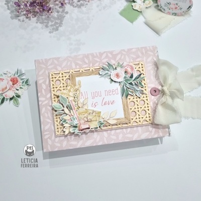 Livro ou álbum decorativo com flores e frase All you need is love