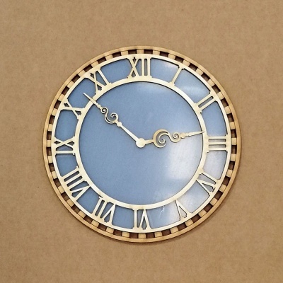 Relógio de parede redondo em madeira com mostrador azul e números romanos