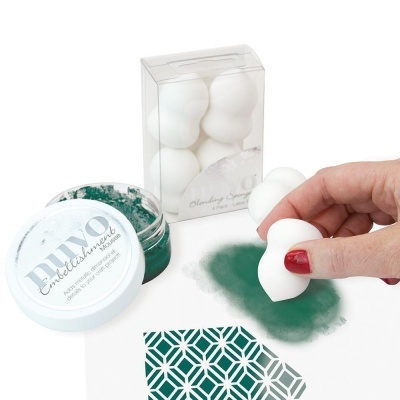 Esponjas brancas para stencil com aplicação de tinta verde em padrão geométrico