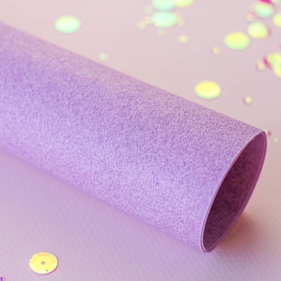 Rolo de papel lilás texturado com brilhos dourados