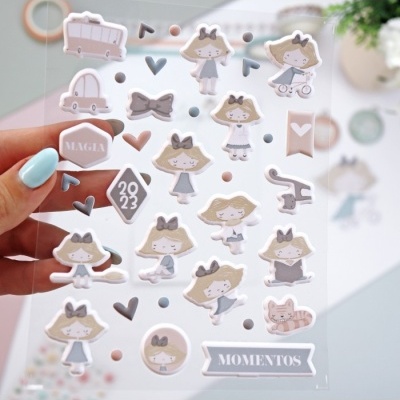 Autocolantes transparentes com desenhos de meninas, veículos, figuras e texto em tons pastel