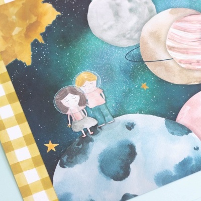 Ilustração de dois bonecos no espaço com planetas coloridos e borda xadrez amarela