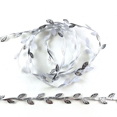 Fio decorativo prateado com padrão de folhas pequenas