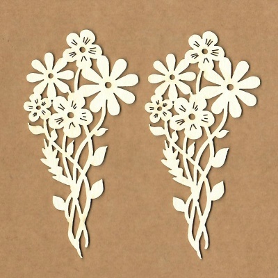 Dois adornos decorativos em forma de ramo de flores brancas sobre fundo castanho