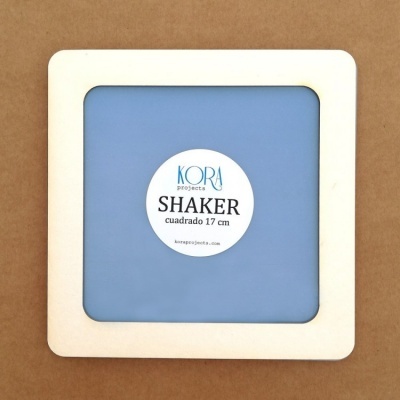 Moldura quadrada de madeira clara com fundo azul e etiqueta branca no centro