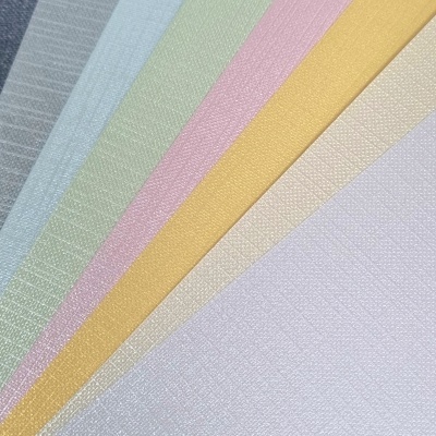 tecidos coloridos com textura entrelaçada dispostos em leque