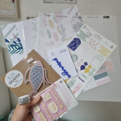 Folhas de papel decorativo e autocolantes com designs florais e metálicos em tons suaves