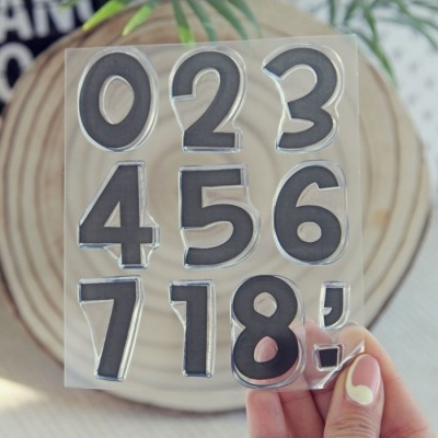 Folha de autocolantes pretos com números 0 a 9 em fundo transparente