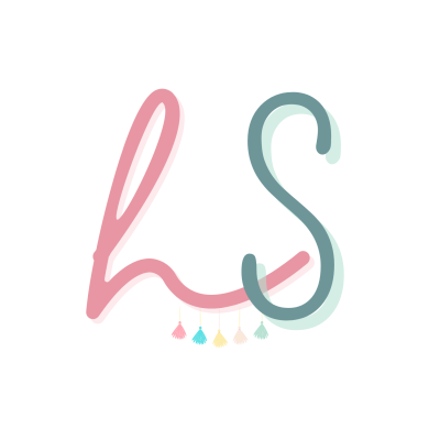 Logótipo com letras rosa e azul com pendentes coloridos em fundo branco.