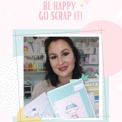 Mulher a segurar álbuns de scrapbook com padrões e ilustrações infantis