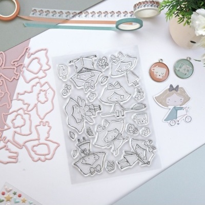 Carimbos de silicone com desenhos de raposas e flores, moldes de recorte, fita decorativa e medalhões com imagens de raposas em superfície branca