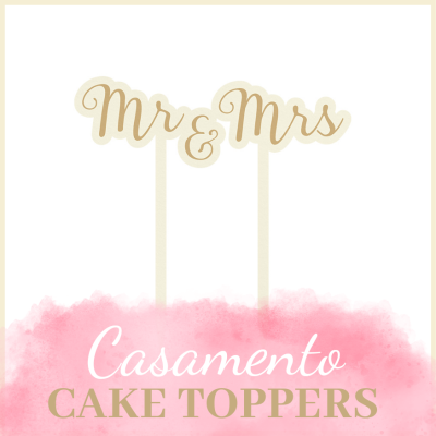 Cake toppers com texto Mr & Mrs em bege claro e fundo branco com mancha rosa