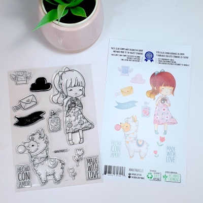 Conjunto de carimbos transparentes com desenhos de pessoa e alpaca junto a vaso rosa com planta