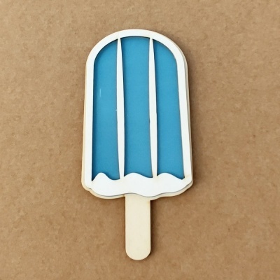 Objeto decorativo em forma de gelado azul com contorno branco