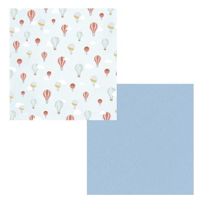 Dois tecidos quadrados, um azul claro liso e outro com padrão de balões coloridos