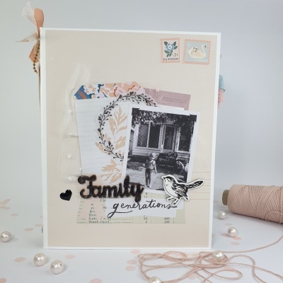 Postal decorativo com elementos em madeira, foto a preto e branco e recortes de papel com texto e padrões de folhas