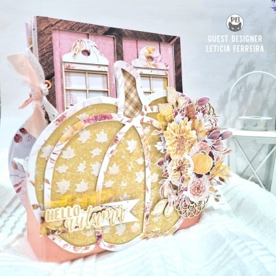 Álbum em formato de abóbora com decoração floral em tons amarelo e rosa