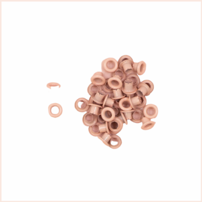 Ilhós de plástico cor de pele numa pilha sobre fundo branco