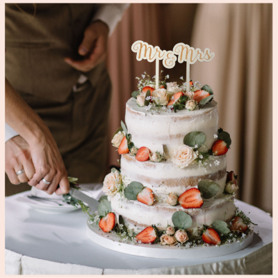 Bolo de casamento de três andares com morangos e flores, topo 'Mr & Mrs'