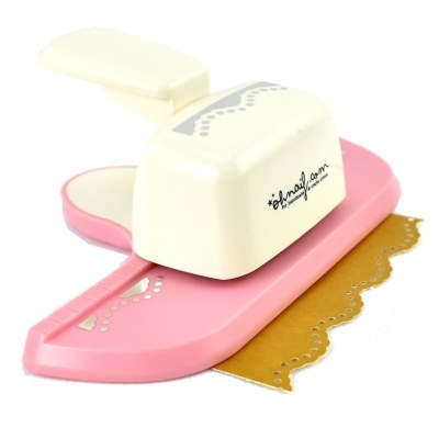 Furador de papel manual branco e rosa com padrão decorativo