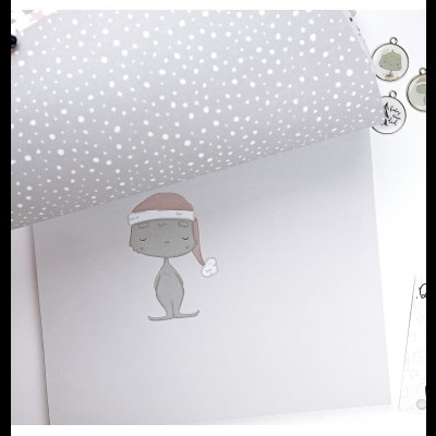 Papel de embrulho cinzento com bolinhas brancas e desenho de gato com gorro de Natal