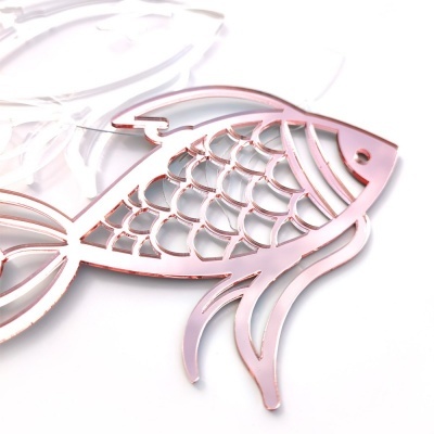 Peixe decorativo em acrílico transparente com bordas rosadas