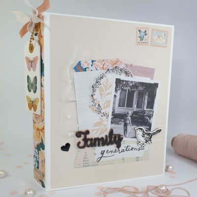 Cartão decorativo com tema família, fotografias, flores e elementos em madeira.