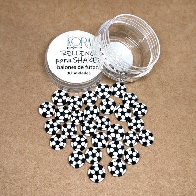 Recipiente plástico com pequenos enfeites de bolas de futebol preto e branco