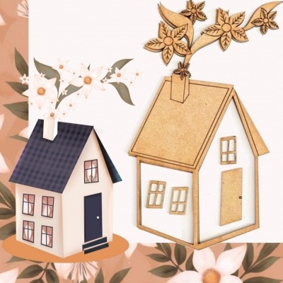 Duas casas decorativas, uma branca com telhado xadrez azul escuro e outra em madeira clara com flores no topo