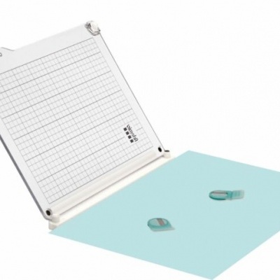 Quadro branco magnético em formato aberto com peças magnéticas verdes