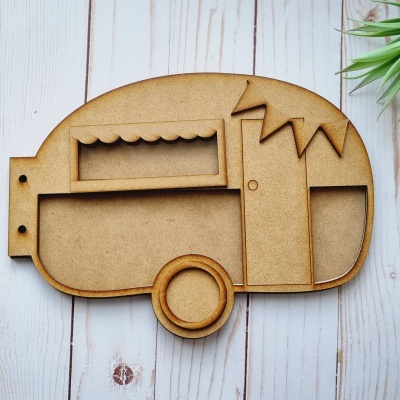 Figura decorativa de madeira em forma de caravana