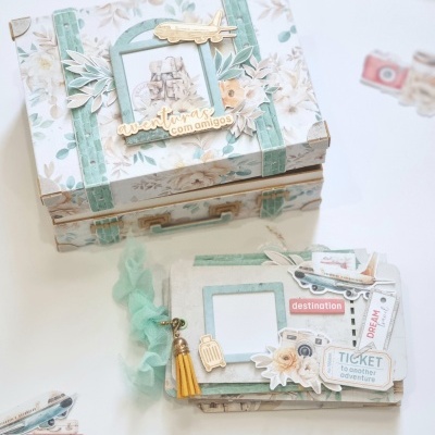 Caixas e cadernos decorados com tema de viagem e scrapbooking tons pastel