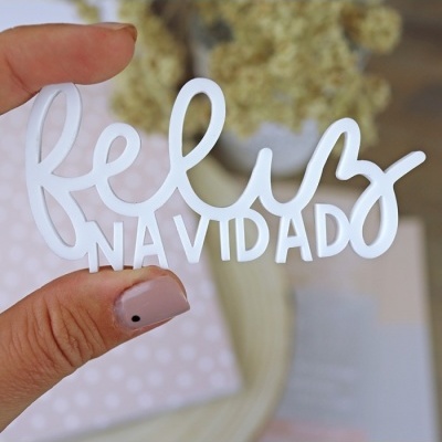 Placa decorativa branca com texto 'feliz NAVIDAD'