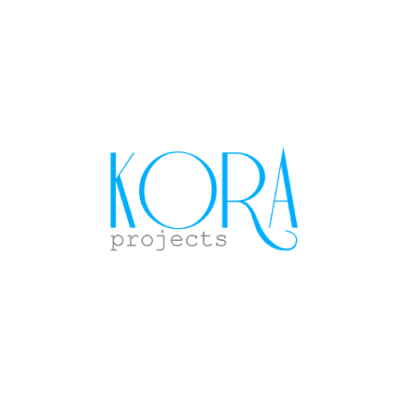 Logótipo com o texto KORA projects em azul e cinzento