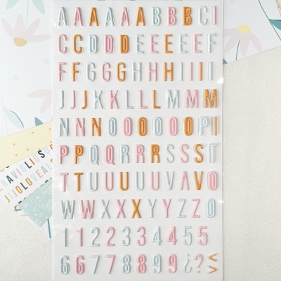 Folha de autocolantes com letras e números coloridos em tons pastel