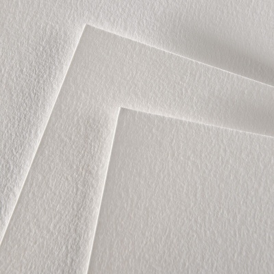 Folhas de papel branco texturizado sobre superfície branca