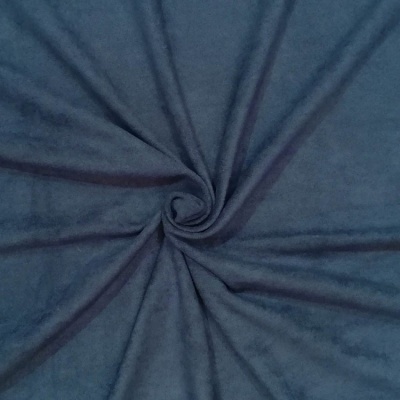 Tecido azul escuro com textura suave disposto em espiral