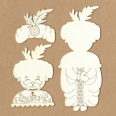 Três recortes de personagens com penas na cabeça em madeira clara sobre fundo castanho