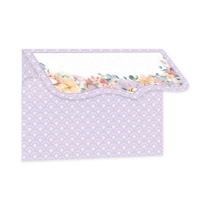 Envelope lilás com padrão geométrico e florido no interior