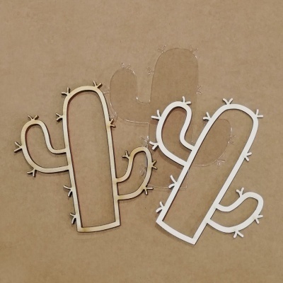 Três moldes de cactus em madeira natural, acrílico transparente e branco sobre fundo castanho