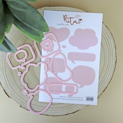 Kit de troqueles rosa con formas de nubes y burbujas de diálogo sobre base de madera