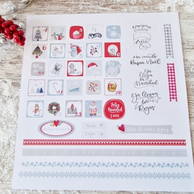 Folha de calendário de advento com ilustrações natalícias e textos em português