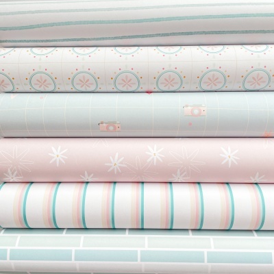 Rolos de papel de parede com vários padrões e cores suaves