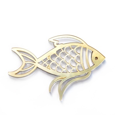 Suporte em metal dourado em forma de peixe com design recortado