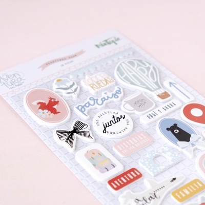 Folha de autocolantes decorativos com desenhos coloridos e texto em português