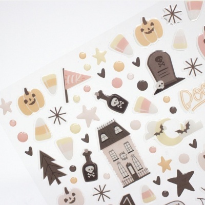 Folha de autocolantes de Halloween com desenhos coloridos e festivos